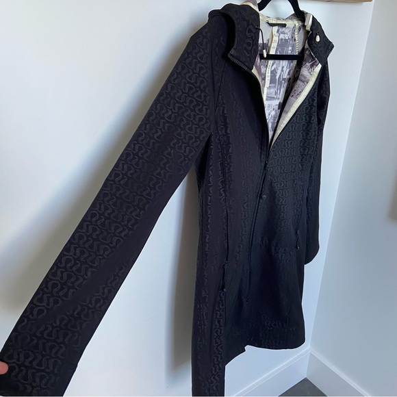 Lululemon Apres Yoga Black All Over Logo Jacket Rain Coat - Picture 2 of 16